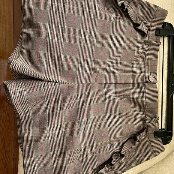 CeCe Plaid shorts with two ruffle front pockets and one back pocket 🌺🌸 summer - Picture 4 of 7